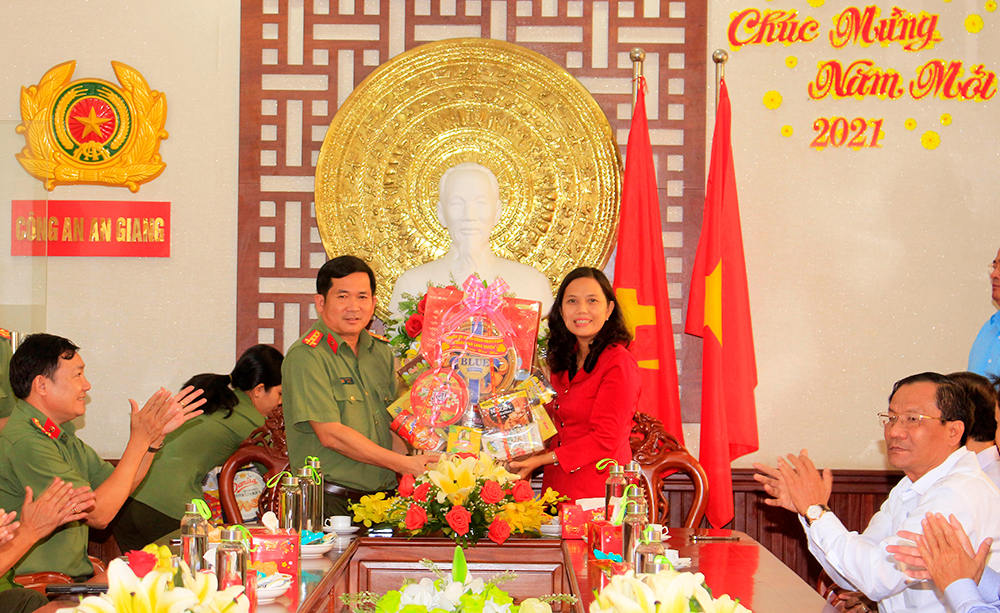 Chủ tịch UBND tỉnh An Giang Nguyễn Thanh Bình chúc Tết các đơn vị lực lượng vũ trang trên địa bàn tỉnh