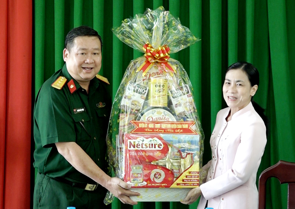 Phó Chủ tịch HĐND tỉnh An Giang Đỗ Tấn Kiết thăm, chúc Tết các gia đình chính sách huyện Châu Thành