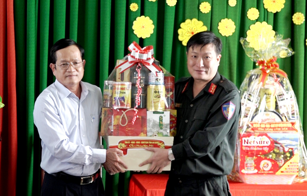 Phó Chủ tịch HĐND tỉnh An Giang Đỗ Tấn Kiết thăm, chúc Tết các gia đình chính sách huyện Châu Thành