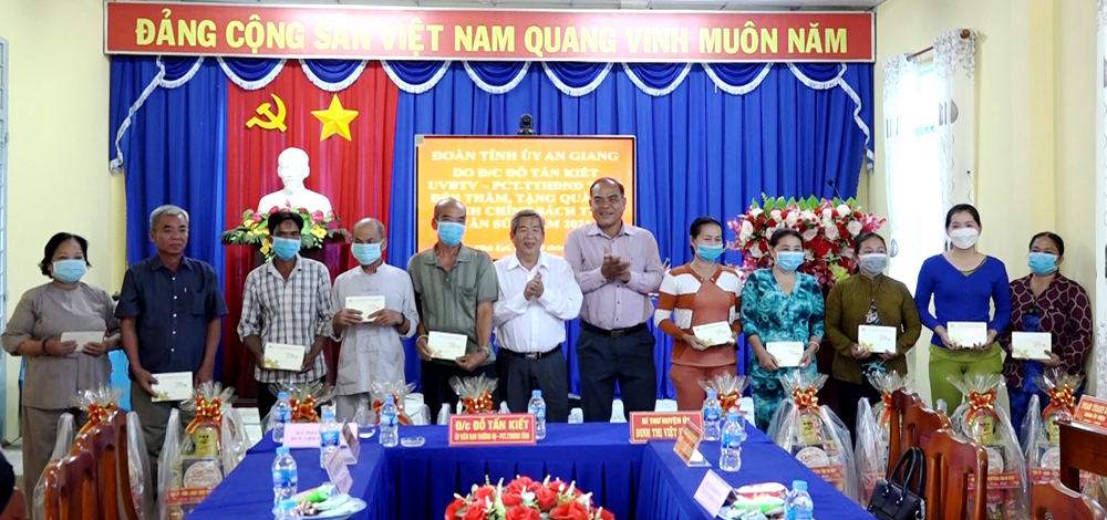 Phó Chủ tịch HĐND tỉnh An Giang Đỗ Tấn Kiết thăm, chúc Tết các gia đình chính sách huyện Châu Thành