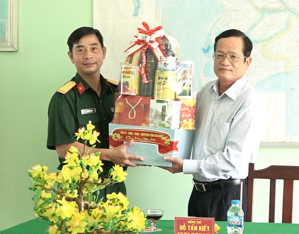 Phó Chủ tịch HĐND tỉnh An Giang Đỗ Tấn Kiết thăm, chúc Tết lực lượng vũ trang trên địa bàn huyện Châu Phú