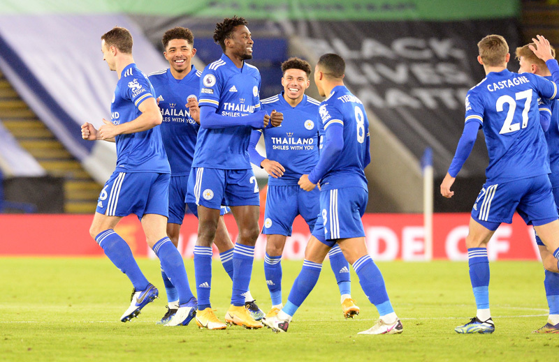 Đánh gục Chelsea, Leicester vượt MU leo lên đầu bảng