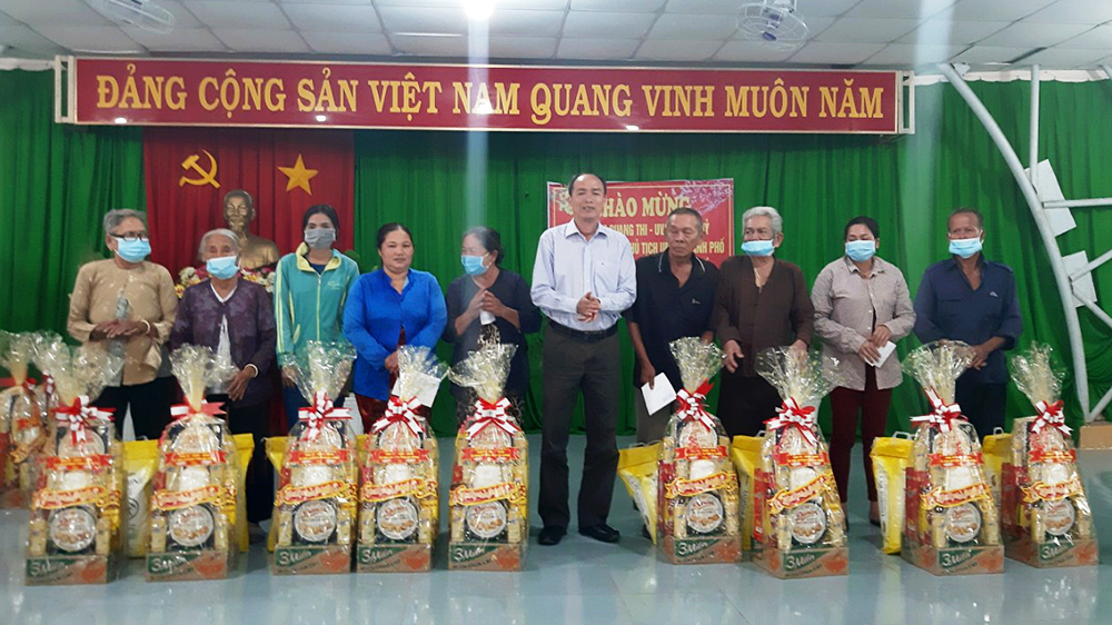 Thăm, tặng quà Tết cho hộ cận nghèo xã Vĩnh Tế