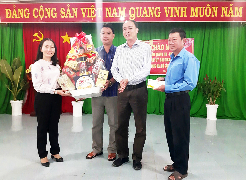 Thăm, tặng quà Tết cho hộ cận nghèo xã Vĩnh Tế