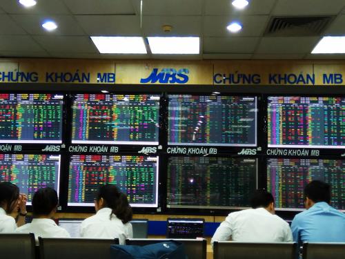 Chứng khoán đầu phiên sáng 21-1: Liên tục đảo chiều