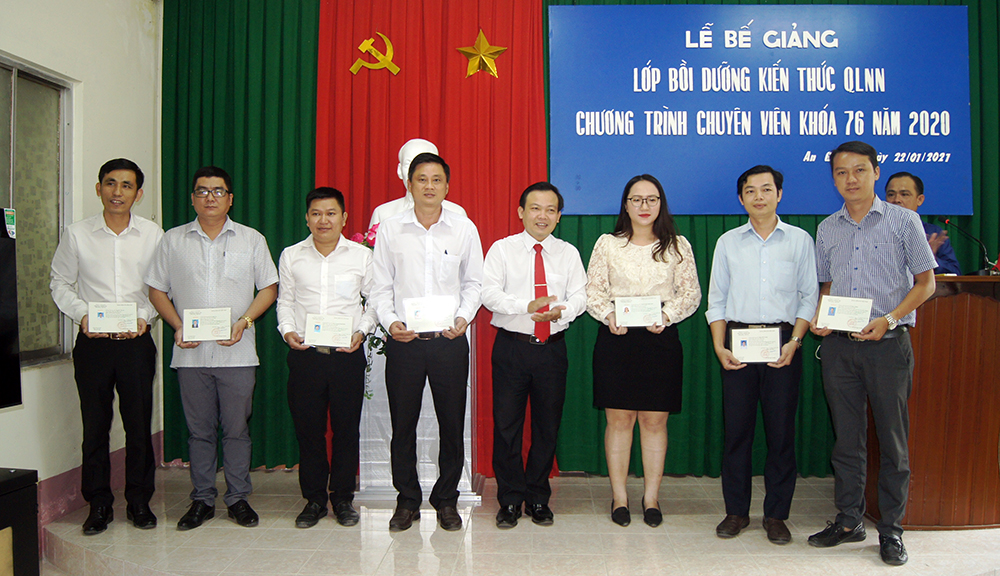 An Giang: Trao 85 chứng chỉ bồi dưỡng kiến thức quản lý nhà nước ngạch chuyên viên