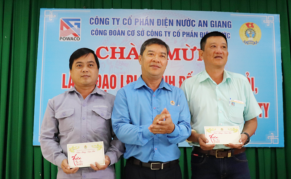 Liên đoàn Lao động tỉnh An Giang thăm, tặng quà doanh nghiệp, người lao động nhân dịp Tết Nguyên đán Tân Sửu 2021