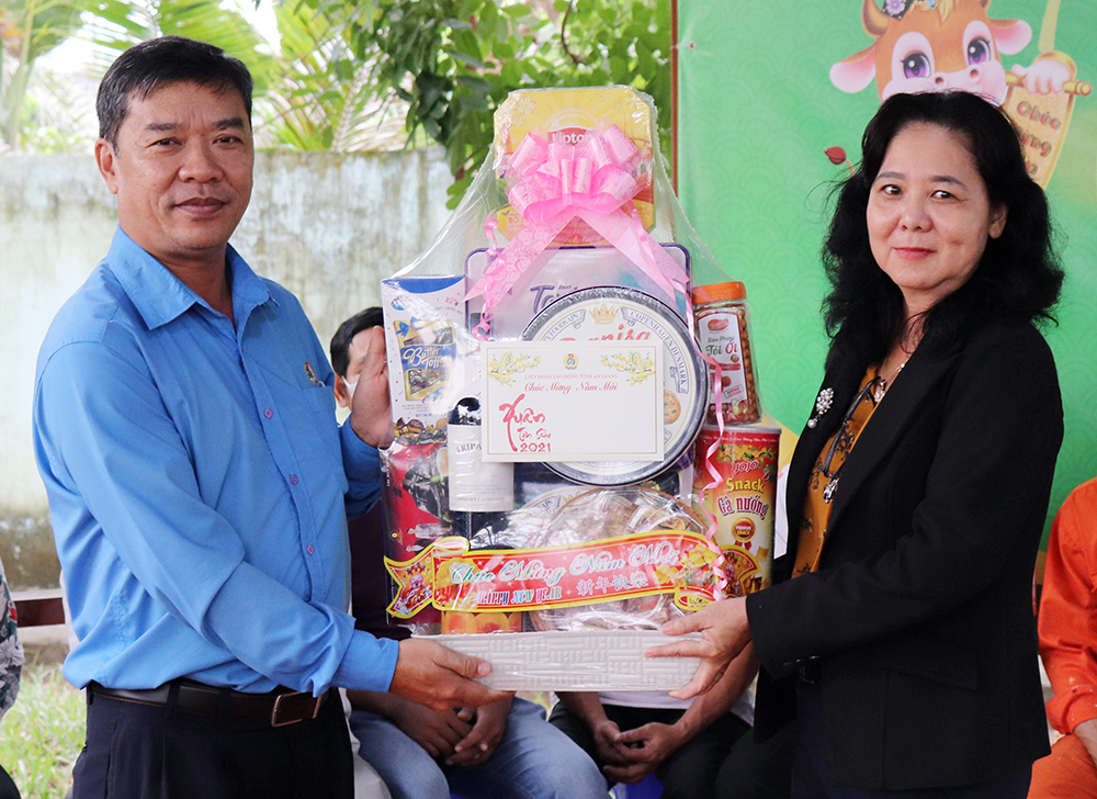 Liên đoàn Lao động tỉnh An Giang thăm, tặng quà doanh nghiệp, người lao động nhân dịp Tết Nguyên đán Tân Sửu 2021