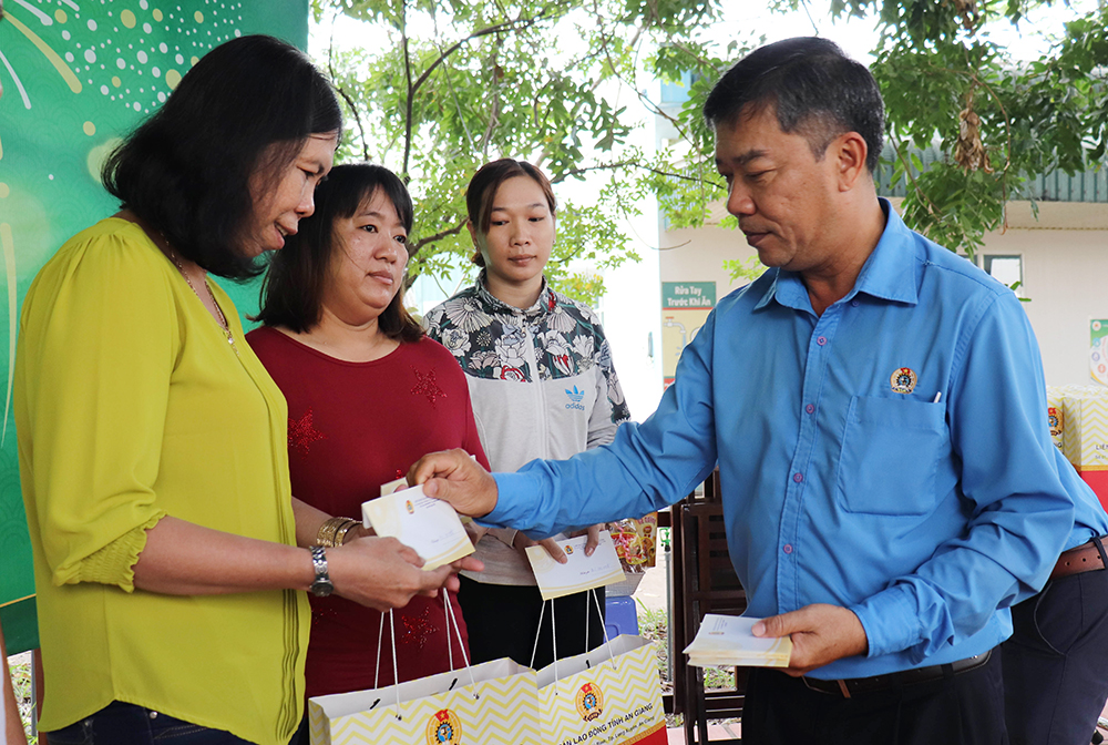 Liên đoàn Lao động tỉnh An Giang thăm, tặng quà doanh nghiệp, người lao động nhân dịp Tết Nguyên đán Tân Sửu 2021