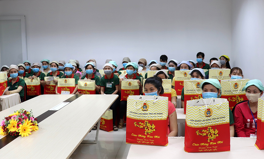 Liên đoàn Lao động tỉnh An Giang thăm, tặng quà doanh nghiệp, người lao động nhân dịp Tết Nguyên đán Tân Sửu 2021