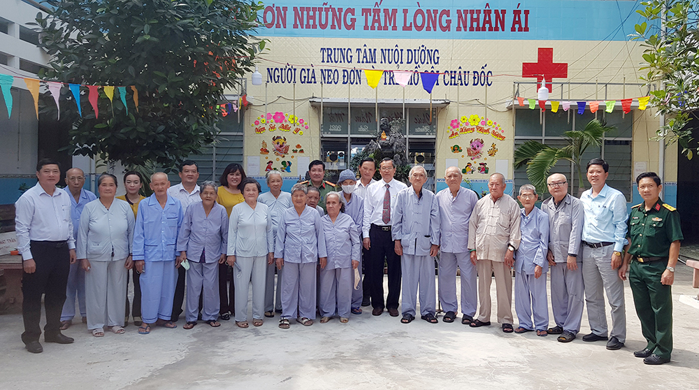 Phó Bí thư Thường trực Tỉnh ủy An Giang Lê Văn Nưng chúc Tết tại Tri Tôn và Châu Đốc