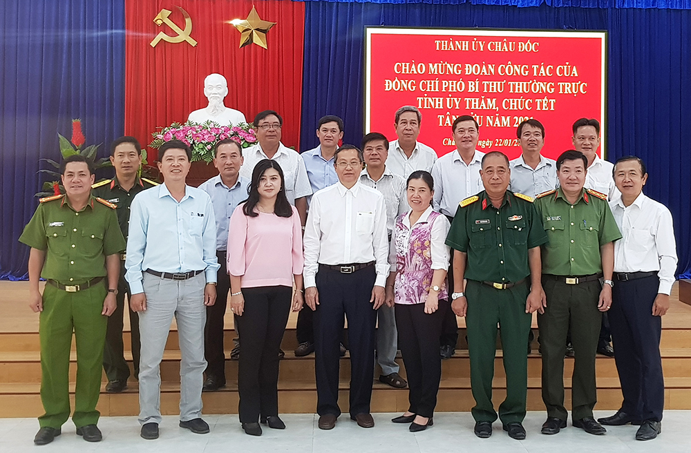 Phó Bí thư Thường trực Tỉnh ủy An Giang Lê Văn Nưng chúc Tết tại Tri Tôn và Châu Đốc
