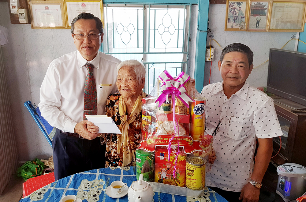 Phó Bí thư Thường trực Tỉnh ủy An Giang Lê Văn Nưng chúc Tết tại Tri Tôn và Châu Đốc