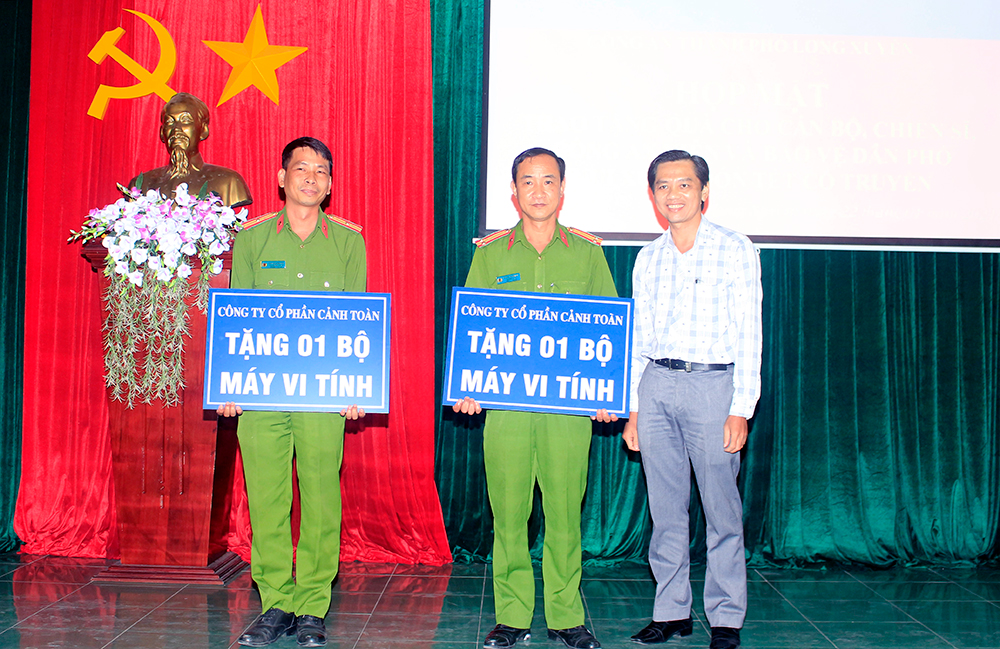Công an TP. Long Xuyên tặng quà Tết cán bộ, chiến sĩ, nhân viên lao động và các lực lượng làm nhiệm vụ