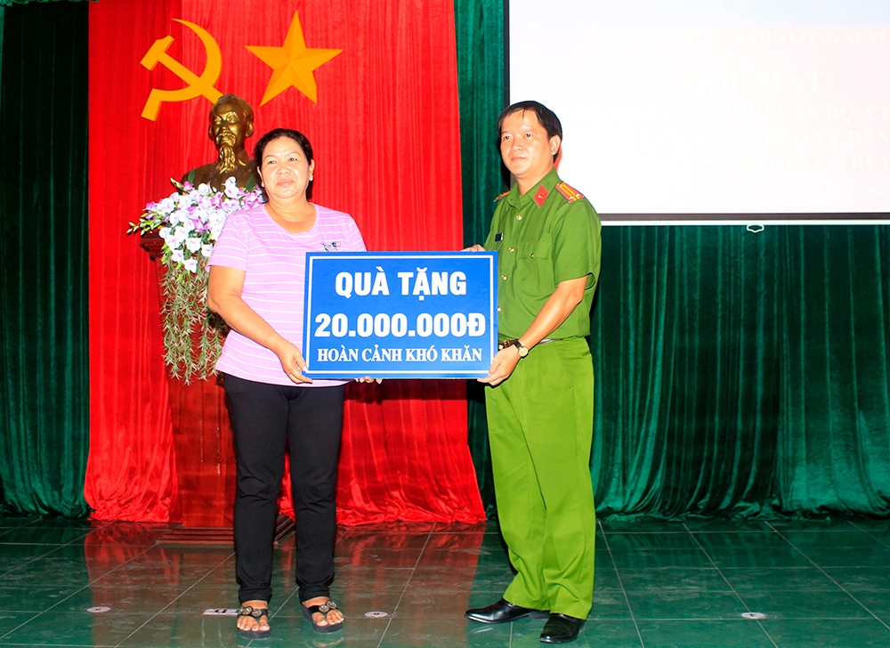 Công an TP. Long Xuyên tặng quà Tết cán bộ, chiến sĩ, nhân viên lao động và các lực lượng làm nhiệm vụ