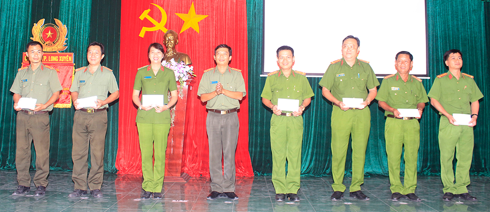 Công an TP. Long Xuyên tặng quà Tết cán bộ, chiến sĩ, nhân viên lao động và các lực lượng làm nhiệm vụ