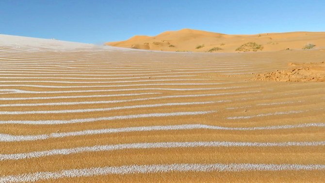Sa mạc Sahara phủ đầy tuyết trắng gây bão mạng