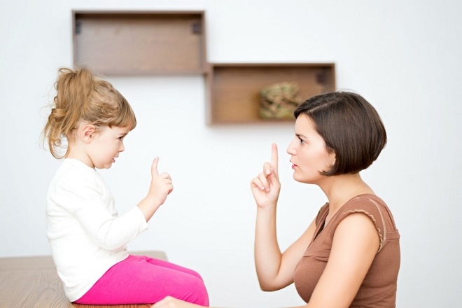 6 hành động sai lầm cha mẹ tuyệt đối không nên làm với con