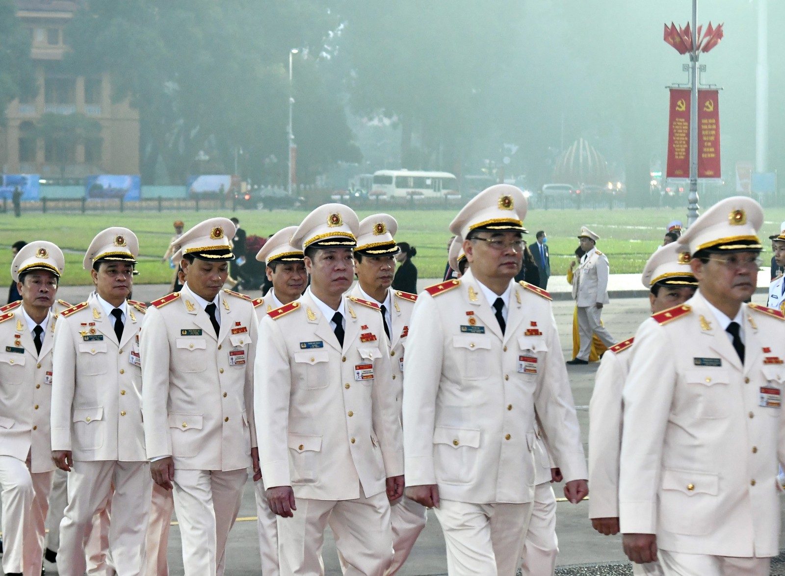 Đại biểu dự Đại hội Đảng lần thứ XIII viếng Chủ tịch Hồ Chí Minh và các anh hùng, liệt sĩ