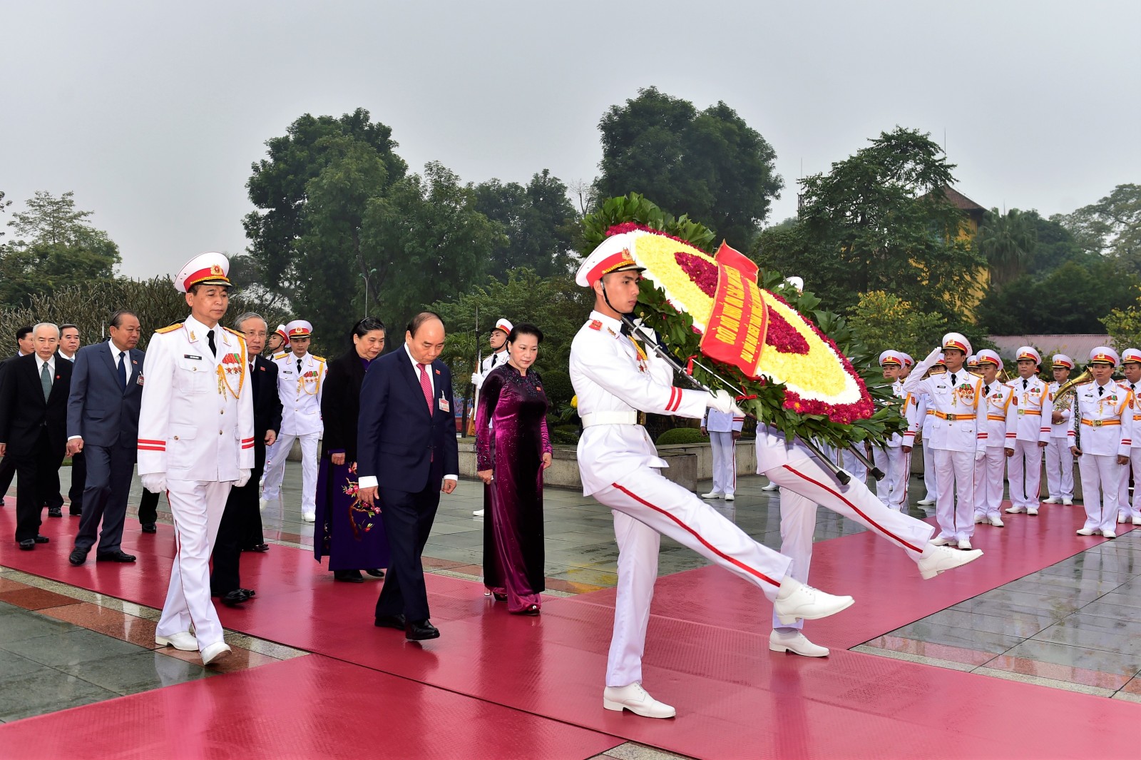 Đại biểu dự Đại hội Đảng lần thứ XIII viếng Chủ tịch Hồ Chí Minh và các anh hùng, liệt sĩ