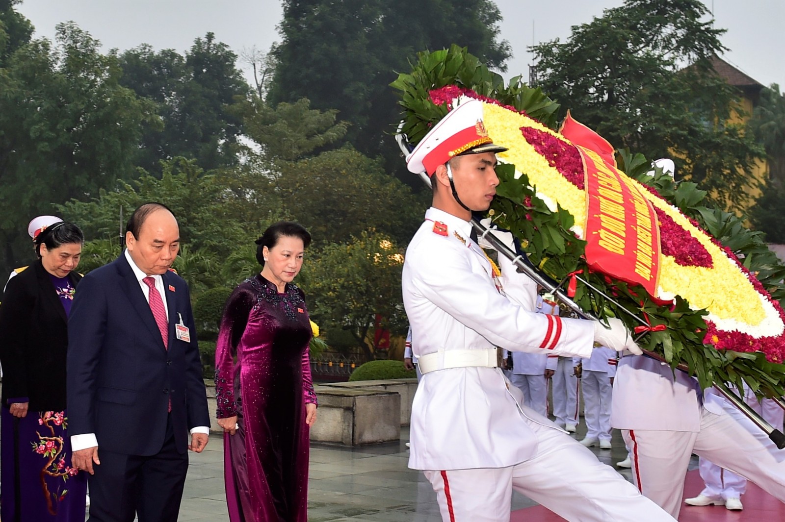 Đại biểu dự Đại hội Đảng lần thứ XIII viếng Chủ tịch Hồ Chí Minh và các anh hùng, liệt sĩ