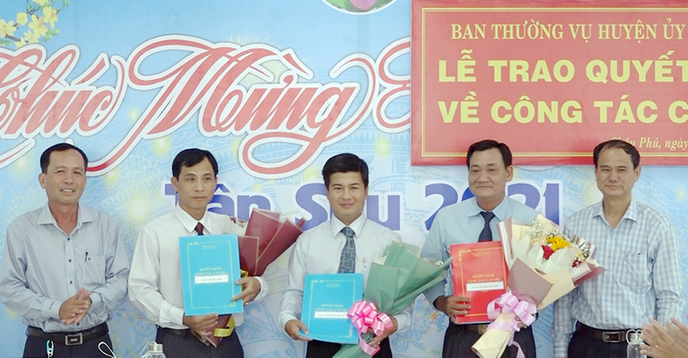 Huyện ủy Châu Phú trao quyết định điều động cán bộ