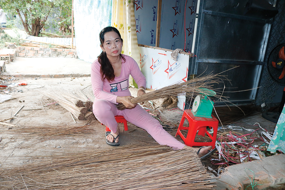 Làng nghề bó chổi cọng dừa vào vụ Tết
