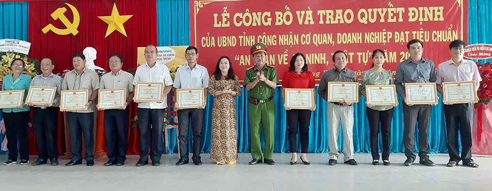 Chủ tịch UBND tỉnh An Giang công nhận 148 cơ quan, doanh nghiệp đạt tiêu chuẩn “An toàn về an ninh trật tự” năm 2020