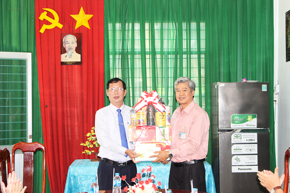 Phó Chủ tịch UBND tỉnh An Giang Lê Văn Phước thăm, chúc Tết tại huyện Thoại Sơn