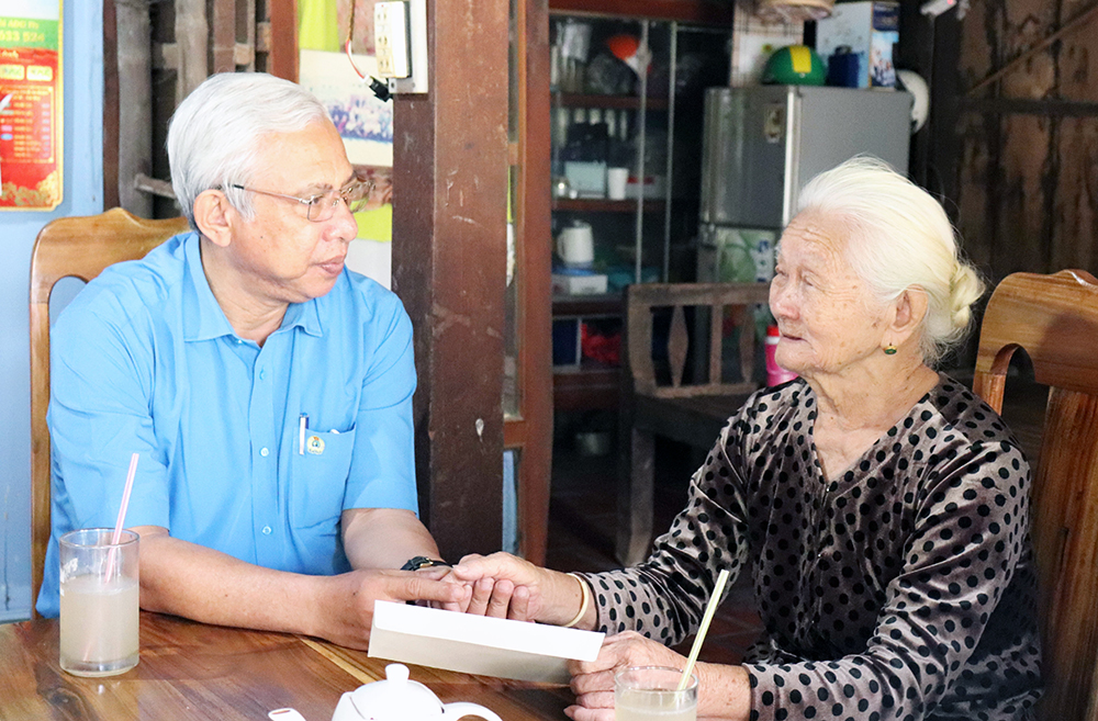 Liên đoàn Lao động tỉnh An Giang chúc Tết các địa phương, tặng quà đoàn viên, người lao động