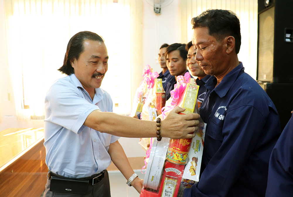 Liên đoàn Lao động tỉnh An Giang chúc Tết các địa phương, tặng quà đoàn viên, người lao động