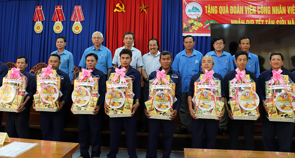 Liên đoàn Lao động tỉnh An Giang chúc Tết các địa phương, tặng quà đoàn viên, người lao động