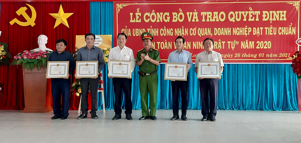 Chủ tịch UBND tỉnh An Giang công nhận 148 cơ quan, doanh nghiệp đạt tiêu chuẩn “An toàn về an ninh trật tự” năm 2020