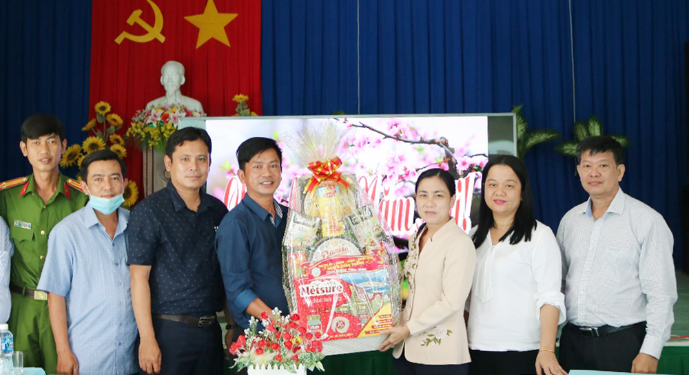 Lãnh đạo huyện Châu Thành thăm, chúc Tết mẹ Việt Nam Anh hùng Nguyễn Thị My và các địa phương