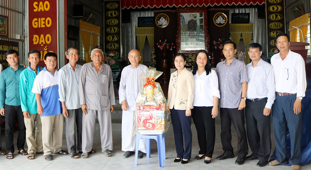 Lãnh đạo huyện Châu Thành thăm, chúc Tết mẹ Việt Nam Anh hùng Nguyễn Thị My và các địa phương