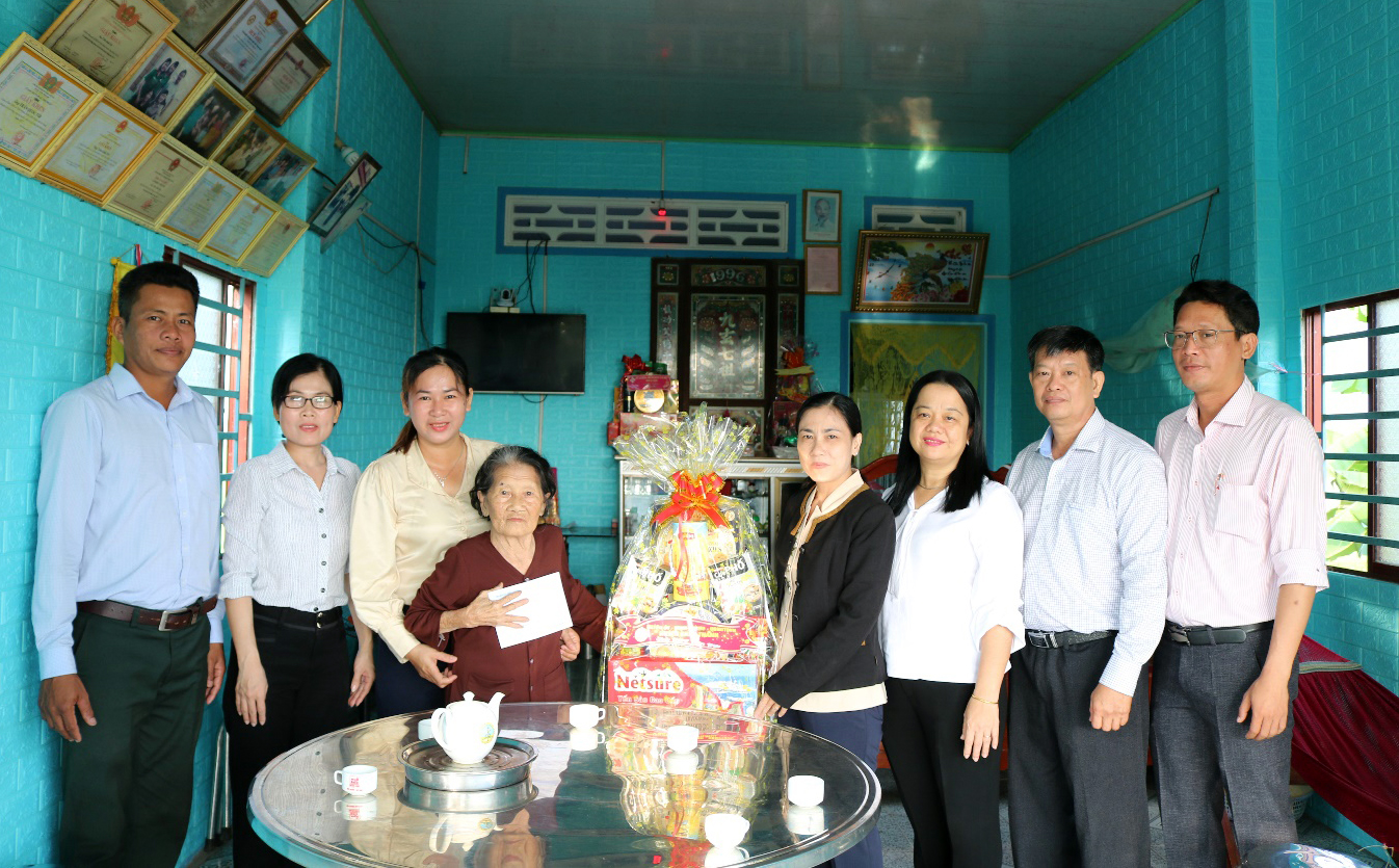 Lãnh đạo huyện Châu Thành thăm, chúc Tết mẹ Việt Nam Anh hùng Nguyễn Thị My và các địa phương
