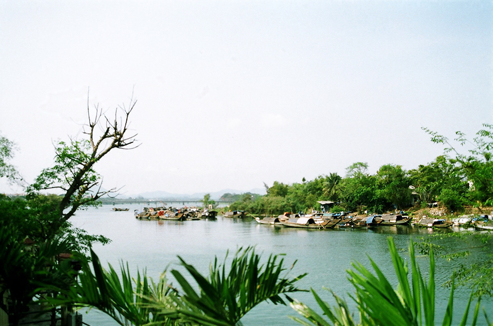 “Sao anh không về chơi thôn Vĩ?”