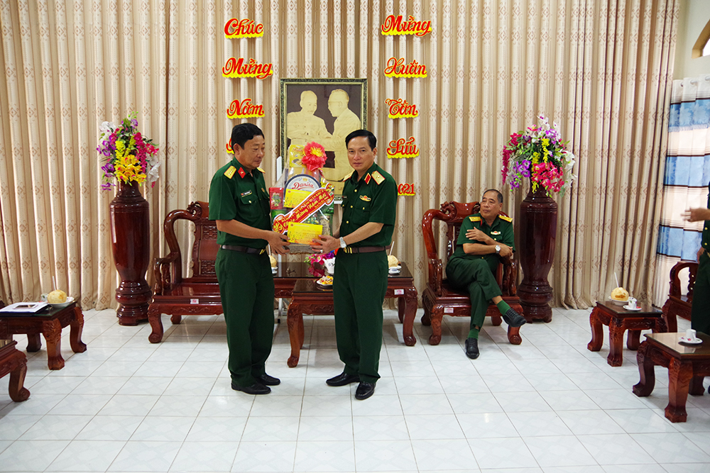 Bộ Tư lệnh Quân khu 9 thăm, chúc Tết cán bộ, chiến sĩ khu cách ly tập trung ở An Giang