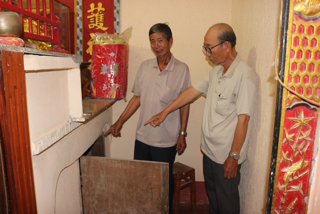Chuyện về người ghi chép sử làng