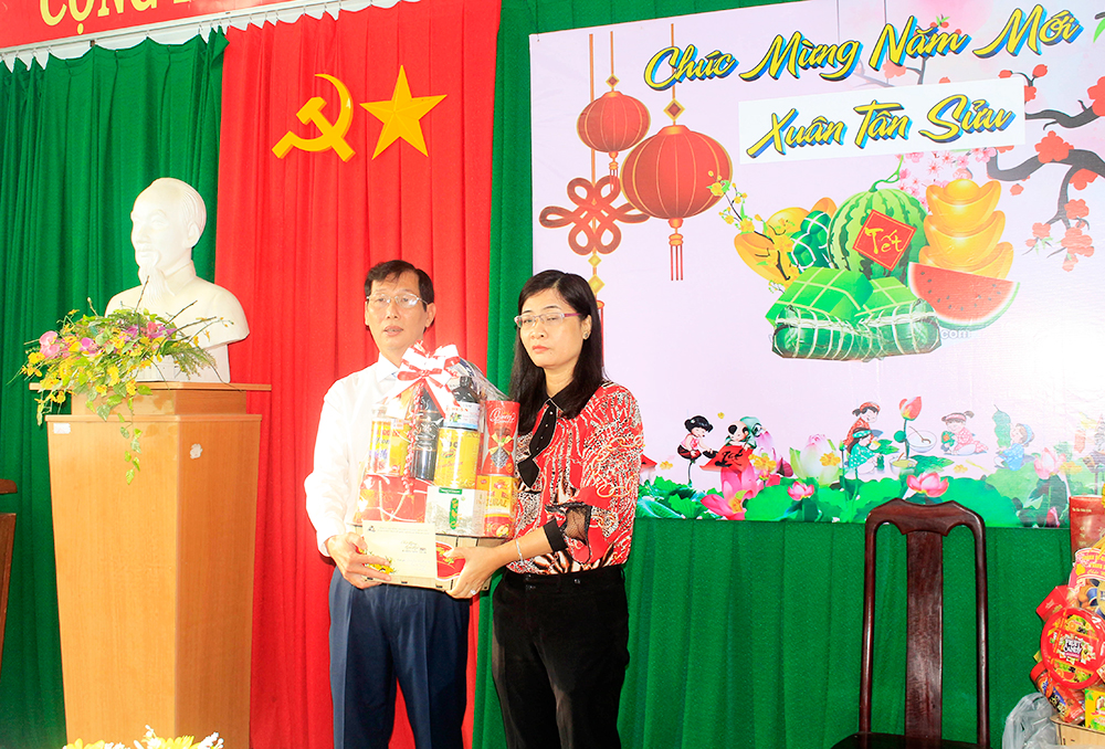 Phó Chủ tịch UBND tỉnh An Giang Lê Văn Phước thăm, chúc Tết các đơn vị và gia đình chính sách