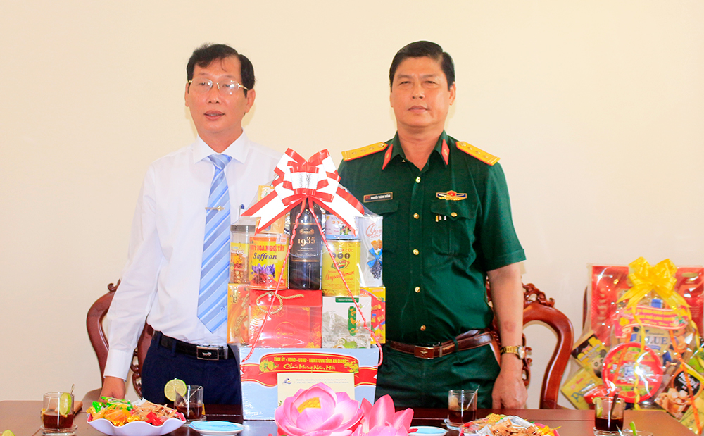 Phó Chủ tịch UBND tỉnh An Giang Lê Văn Phước thăm, chúc Tết các đơn vị và gia đình chính sách