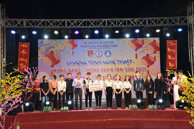Trường Đại học Đồng Tháp tặng vé xe mùa xuân cho sinh viên