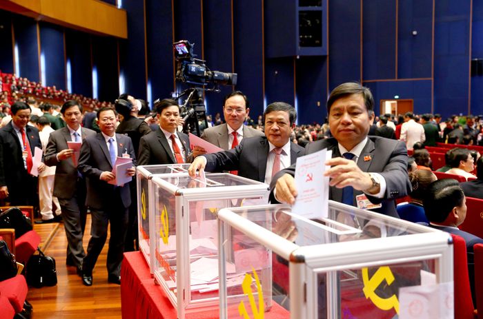 Các đại biểu bỏ phiếu bầu Ban Chấp hành Trung ương khóa XIII