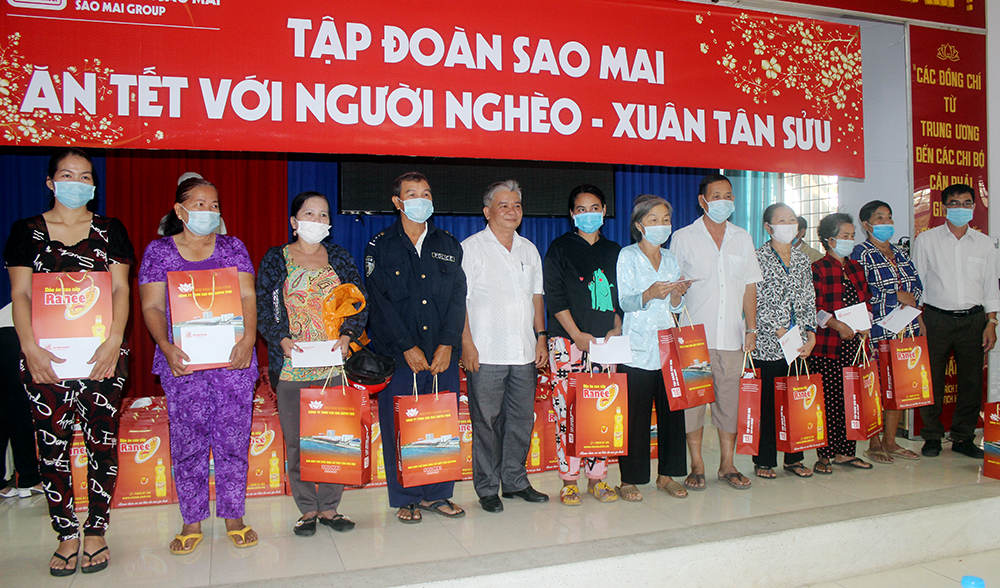 Tập đoàn Sao Mai trao quà Tết cho hộ nghèo, cận nghèo, có hoàn cảnh khó khăn