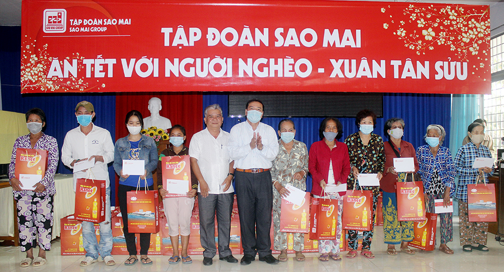 Tập đoàn Sao Mai trao quà Tết cho hộ nghèo, cận nghèo, có hoàn cảnh khó khăn