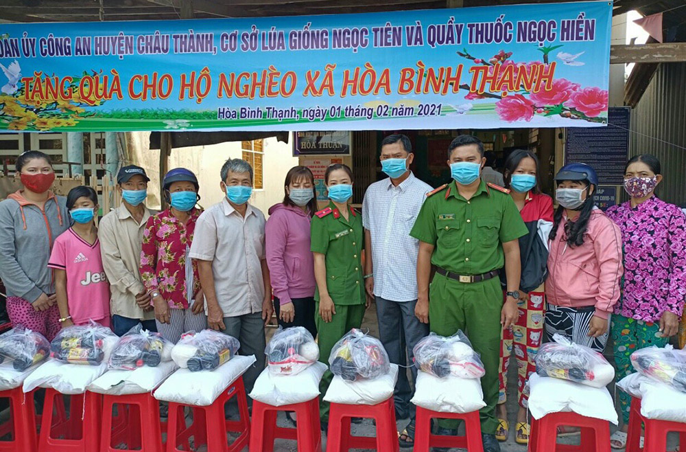 Công an huyện Châu Thành tặng 50 phần quà cho người nghèo