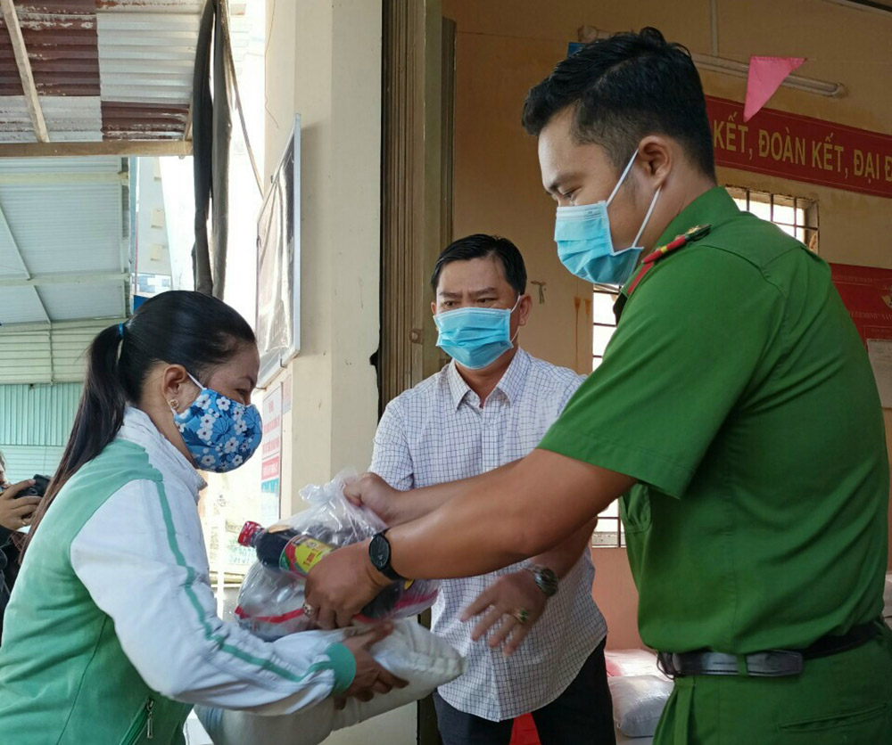 Công an huyện Châu Thành tặng 50 phần quà cho người nghèo