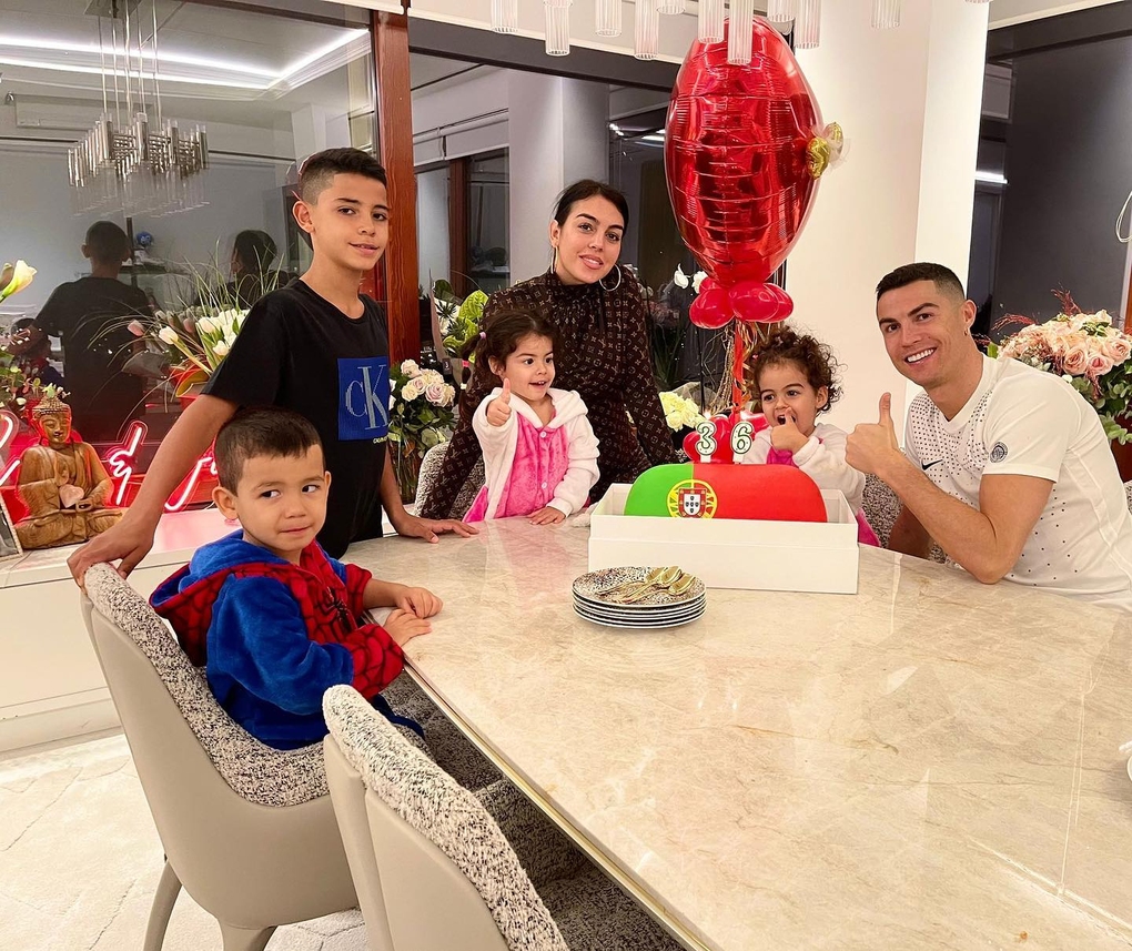 Ronaldo: 'Tôi không dám hứa sẽ chơi bóng thêm 20 năm nữa'
