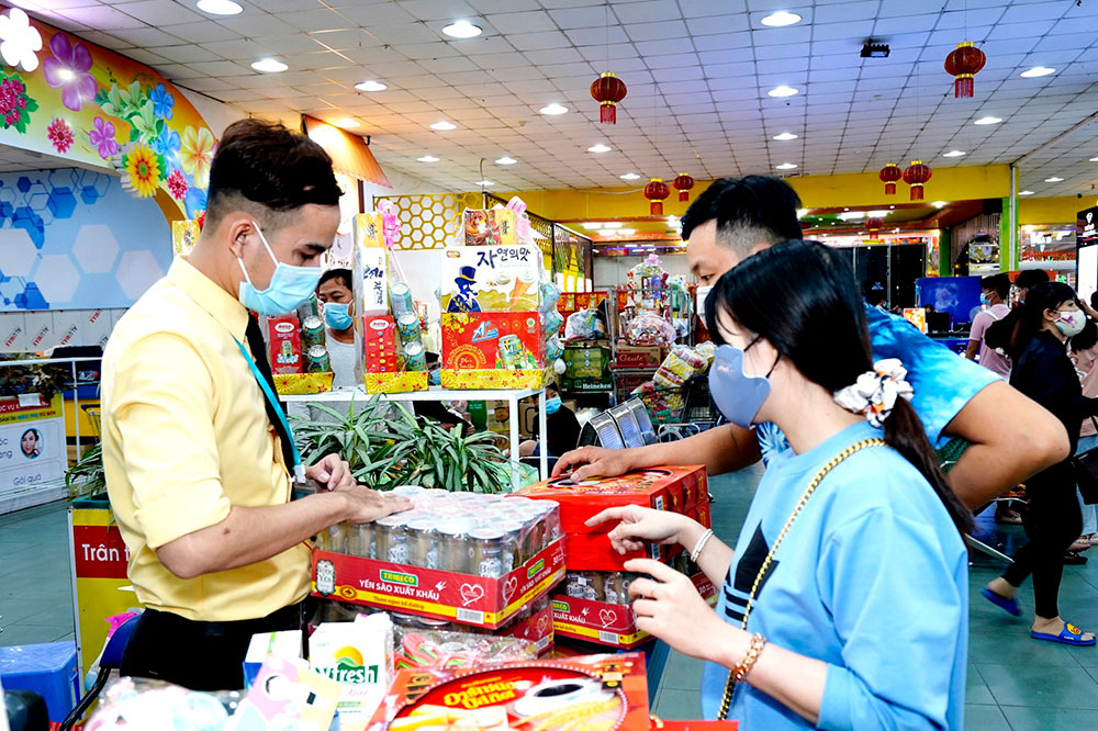 Hàng hóa phong phú, chất lượng, giá cả ổn định, đảm bảo phục vụ tốt nhu cầu mua sắm Tết của người dân