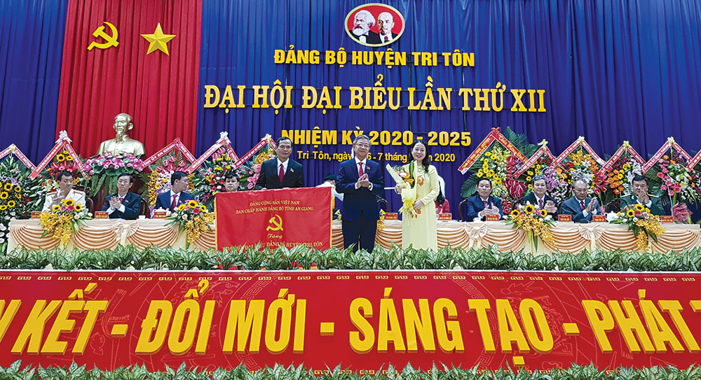 Tri Tôn khoác “áo mới”
